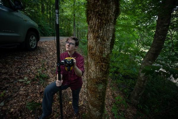 一名研究人员在阿拉巴马州的森林土地上使用GPS.
